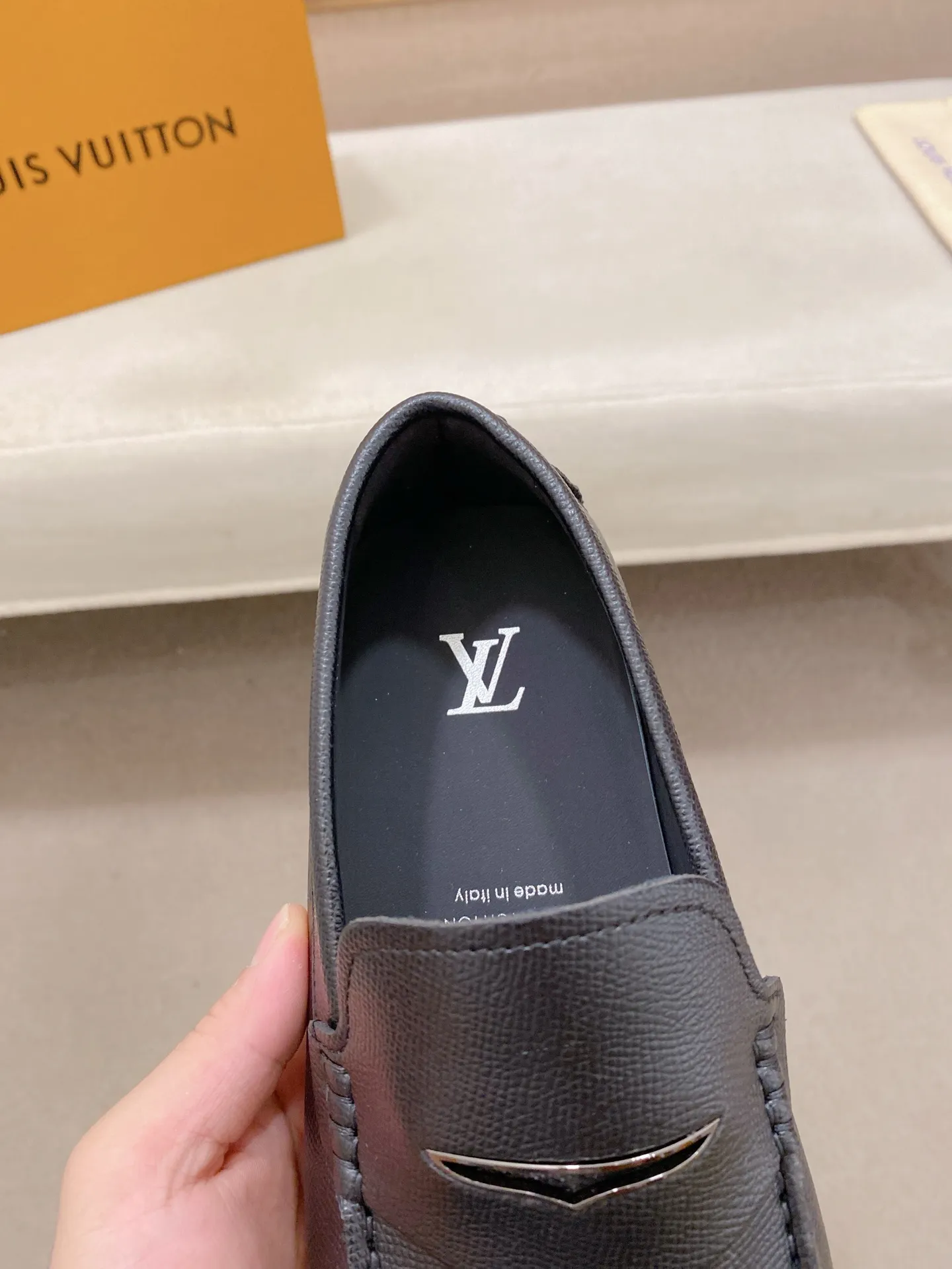 Factory price: 500💰High-end quality! LV 🆕🆕Exclusive hot-selling products in stock🔥🔥New products on the shelves, high-quality Ferragamo men's pea shoes, high-end casual driving shoes, with complete packaging! 💪 💪 Material: imported first-layer cowhide 🐂 + imported high-quality buffalo leather lining + wear-resistant outsole 👍🏻👍🏻 Features: high-end and comfortable, purely handmade 🚀 🚀 Create the perfect shoes that suit you best 🔥 🔥 Size: (38-44) 45 standard size can be customized!